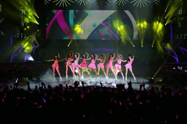 Gambar Foto Girls' Generation dengan Kostum Serba Pink di Konser Singapura