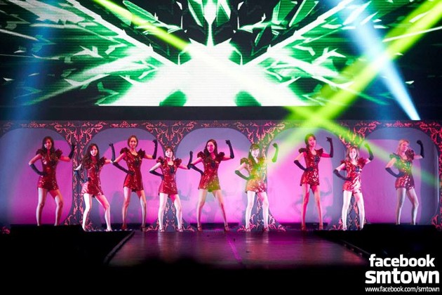Gambar Foto Girls' Generation Menyanyikan Lagu 'Paparazzi'
