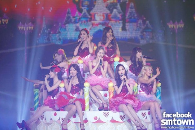 Gambar Foto Girls' Generation Duduk di Cake Raksasa