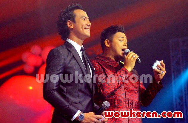 Gambar Foto Daniel Mananta dan Ivan Gunawan Saat Menjadi Host Konser 'Persembahan Cinta 22 MNCTV'