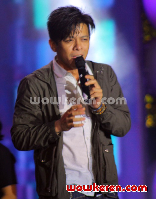 Gambar Foto Penampilan Ariel NOAH di Konser 'Persembahan Cinta 22 MNCTV'