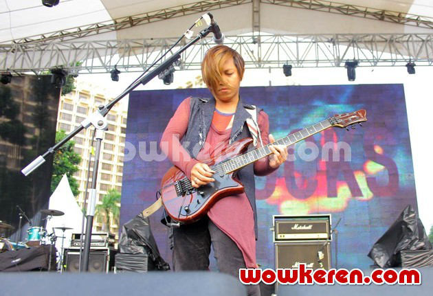 Gambar Foto Iman J-Rocks Saat Tampil di 'HaiDay 2013'
