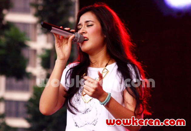 Gambar Foto Penampilan Raisa di 'HaiDay 2013'