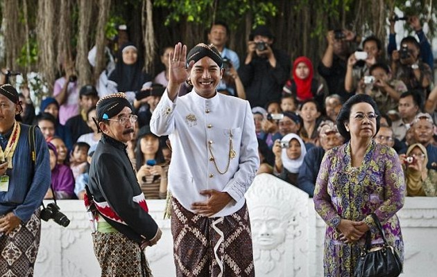 Gambar Foto KPH NotonegoroTiba di Keraton Yogyakarta Bersama Orang Tuanya