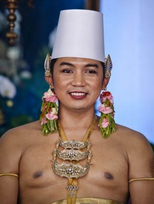 Gambar Foto Kanjeng Pangeran Haryo Notonegoro Gagah Kenakan Baju Adat Jawa