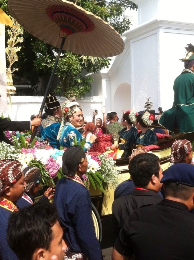 Gambar Foto GKR Hayu dan KPH Notonegoro Menyapa Masyarakat yang Hadir