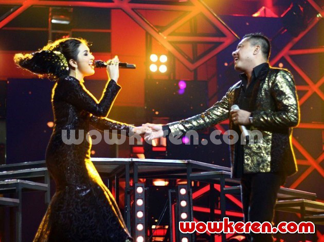 Gambar Foto Anang Hermansyah dan Ashanty Membawakan 'Aku Makin Cinta'