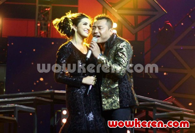 Gambar Foto Anang Hermansyah dan Ashanty di HUT '!nsert' ke-10