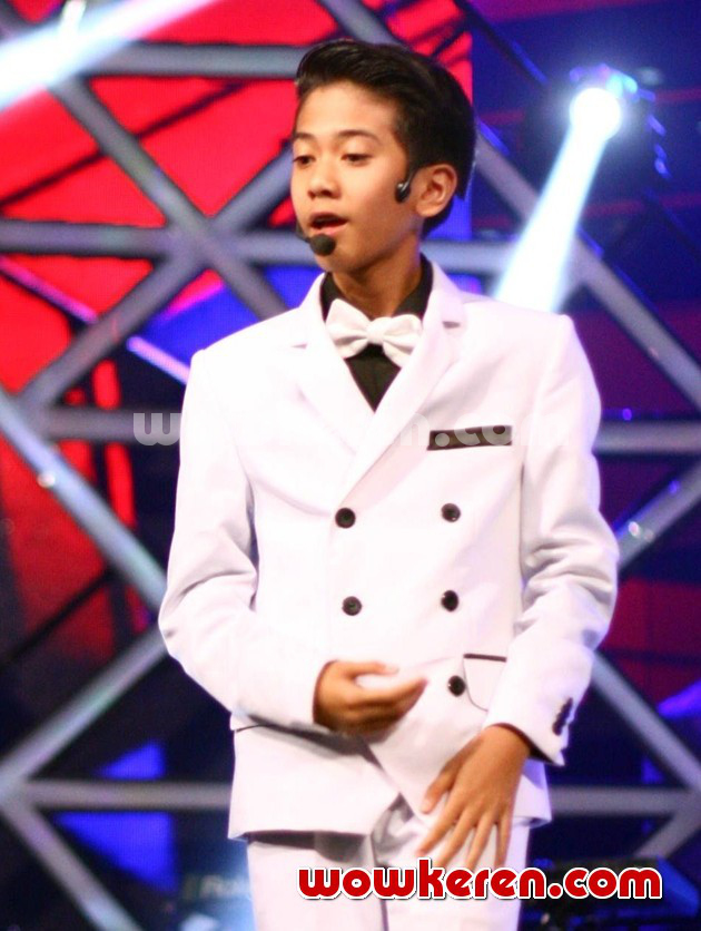 Foto Iqbal Coboy Junior Menyanyikan 'Kenapa Mengapa' - Foto 2 dari 29