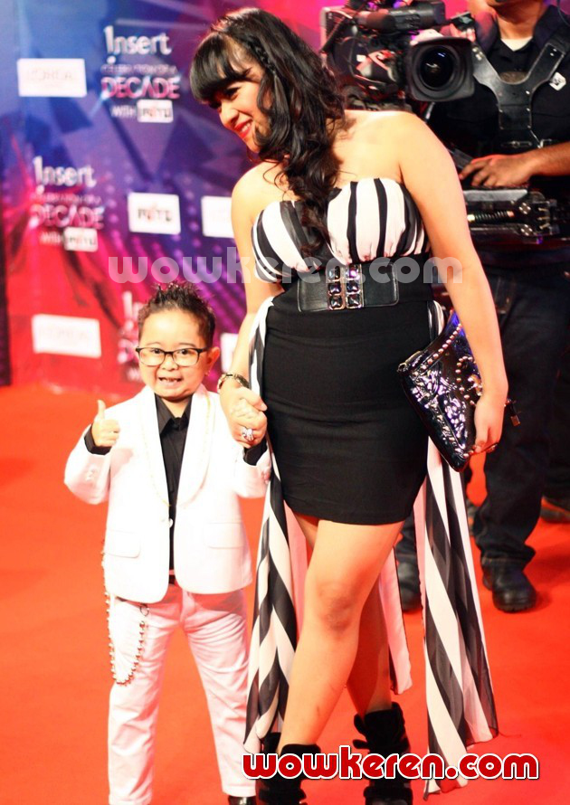 Gambar Foto Daus Mini dan Istrinya di Red Carpet 'Celebration of a Decade'