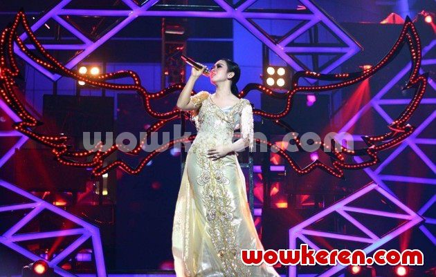 Gambar Foto Syahrini Menyanyikan Lagu 'Cinta Tapi Gengsi'