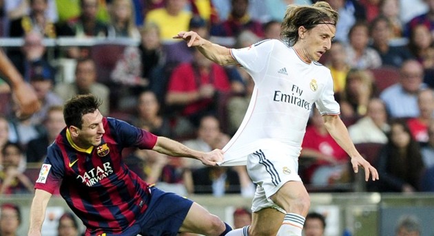 Foto Lionel Messi Coba Hentikan Pergerakan Luka Modric
