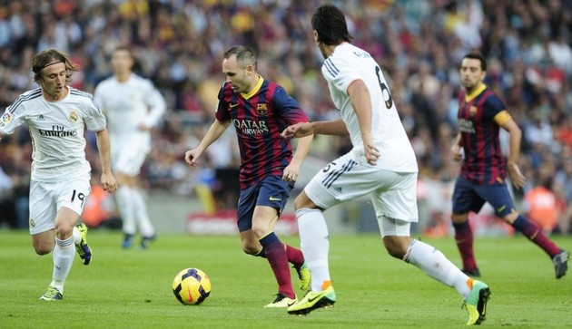 Gambar Foto Andres Iniesta Saat Dikepung Oleh Pemain Real Madrid