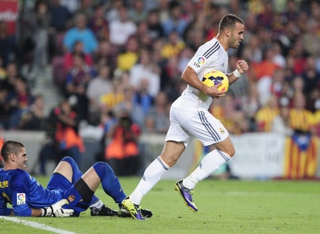 Gambar Foto Jese Rodriguez Saat Berhasil Membobol Gawang Victor Valdes