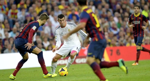 Foto Gareth Bale Dikepung Oleh Para Pemain Barcelona