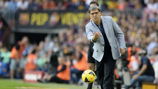 Gambar Foto Gerardo Martino Mengawasi dari Pinggir Lapangan