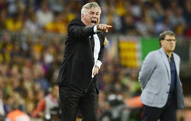 Gambar Foto Carlo Ancelotti Berikan Arahan dari Pinggir Lapangan