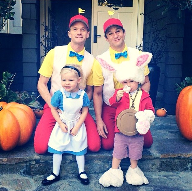 Gambar Foto Neil Patrick Harris dan Jonathan Winters Menjadi Tweedledee dan Tweedledum