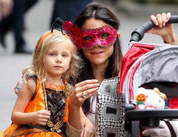 Gambar Foto Kostum Bethenny Frankel dan Putrinya Bryn Saat Berjalan-Jalan di New York