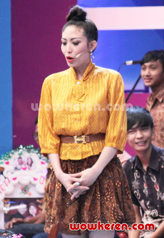 Gambar Foto Ayu Dewi Saat Menjadi Host Acara Musik 'Dahsyat'