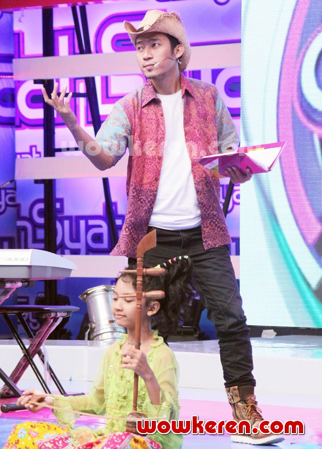 Gambar Foto Denny Cagur Saat Menjadi Host Acara Musik 'Dahsyat'