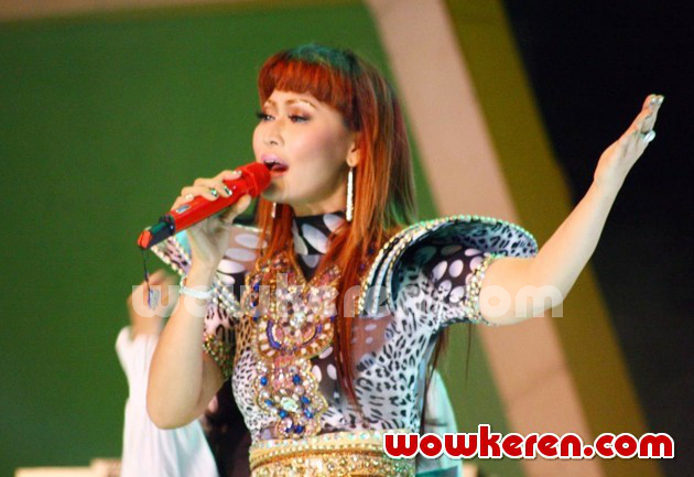 Gambar Foto Inul Daratista Saat Tampil di 'Viva World Cup ANTV'