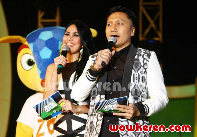 Gambar Foto Kartika Putri dan Arie Untung Saat Menjadi Host 'Viva World Cup ANTV'