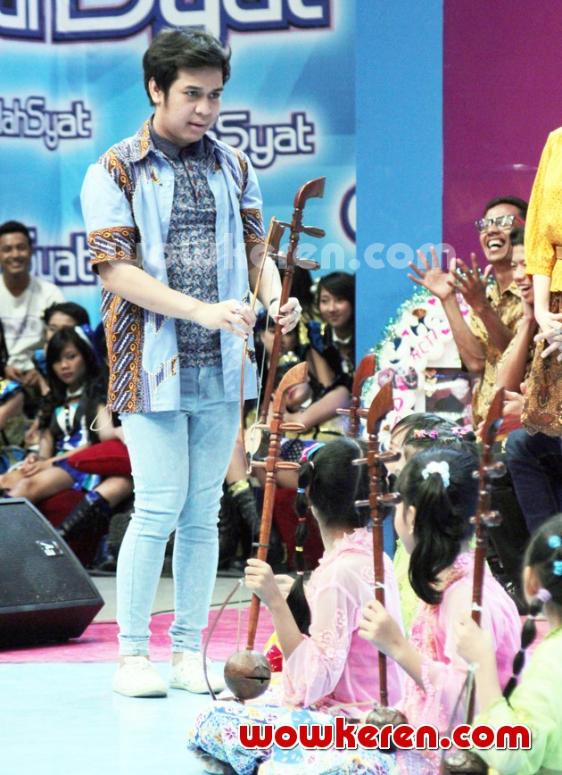 Gambar Foto Olga Syahputra Saat Menjadi Host di Acara Musik 'Dahsyat'