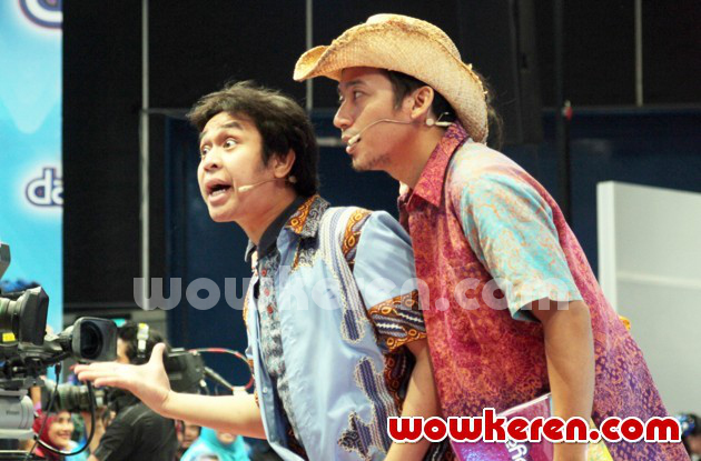Gambar Foto Olga Syahputra dan Denny Cagur Saat Menjadi Host di Acara Musik 'Dahsyat'