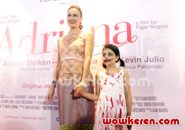 Gambar Foto Sophia Latjuba dan Manuela yang Berdandan Ala Halloween