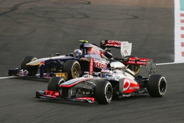 Gambar Foto Pertarungan Sengit  Jenson Button dan Daniel Ricciardo