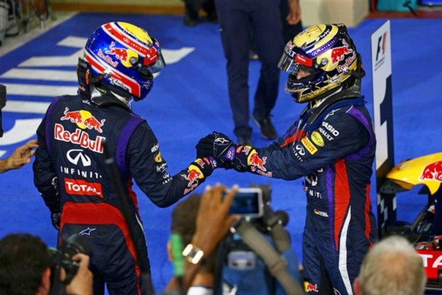 Gambar Foto Mark Webber Berikan Selamat pada Rekan Setimnya Sebastian Vettel