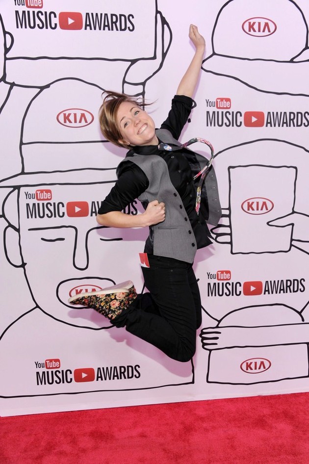 Gambar Foto Hannah Hart di Red Carpet YouTube Music Awards 2013