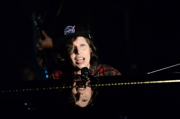 Gambar Foto Lady GaGa Menyanyikan 'Dope' Sambil Bermain Piano