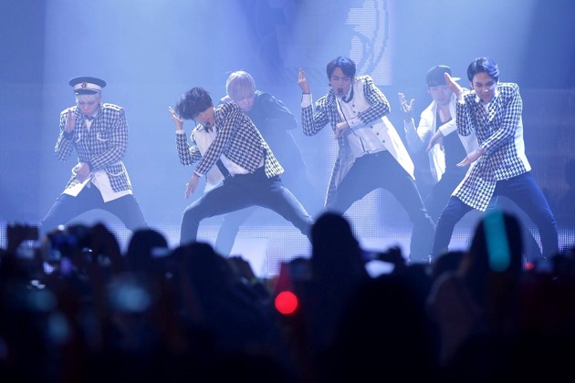 Gambar Foto SHINee Menyanyikan Lagu 'Everybody' di YouTube Music Awards 2013 Seoul
