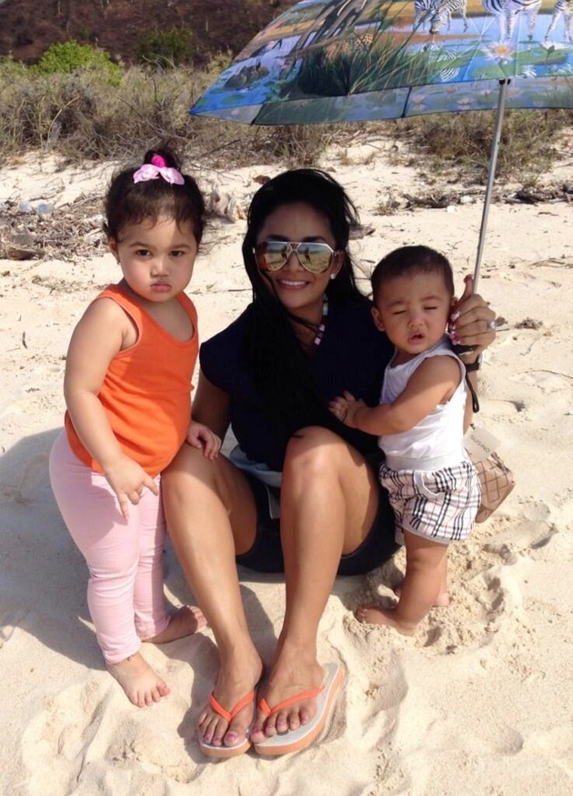 Gambar Foto Krisdayanti Saat Berlibur Bersama Anak-anaknya