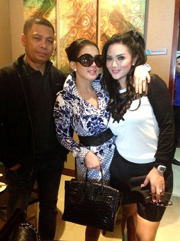 Gambar Foto Krisdayanti dan Raul Lemos Berfoto dengan Syahrini