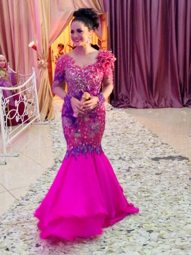Gambar Foto Krisdayanti Saat Menyanyi di Pesta Perkawinan