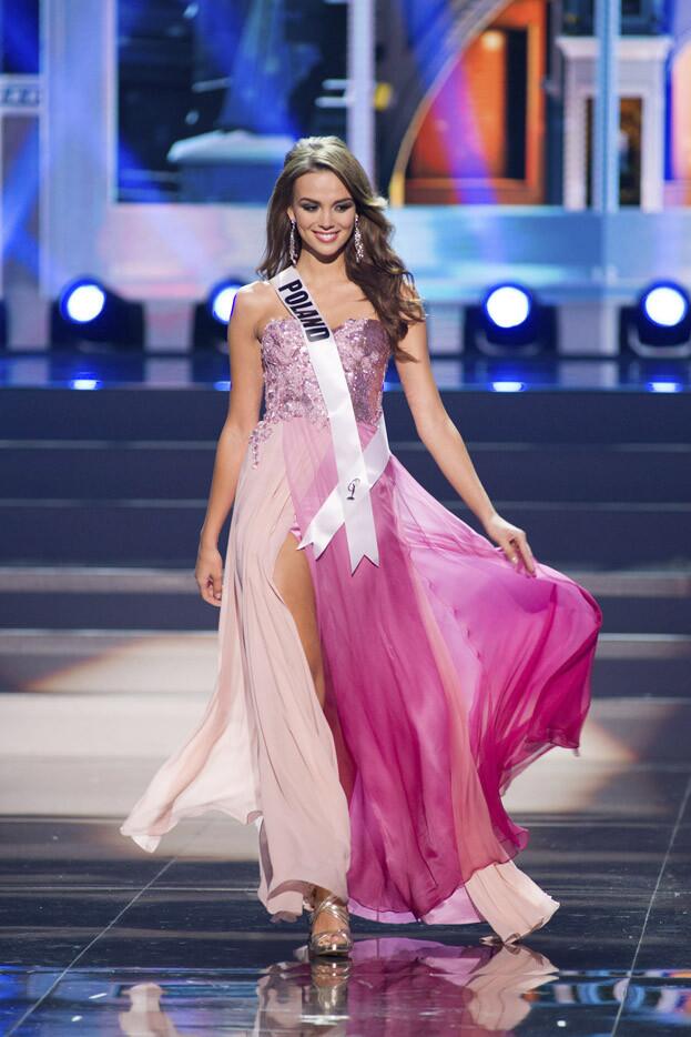 Gambar Foto Miss Polandia Paulina Krupinska Mendapat Penghargaan Miss Photogenic