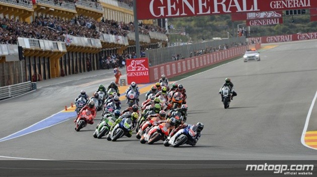 Gambar Foto Ketatnya Persaingan MotoGP Valencia