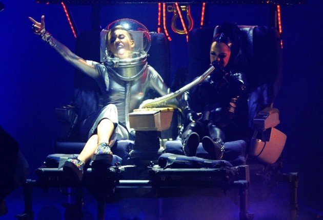 Gambar Foto Miley Cyrus Jadi Astronot Saat Nyanyikan 'We Can't Stop'