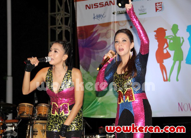 Gambar Foto Duo Maia Saat Tampil di 'Nova Ladies Fair 2013'
