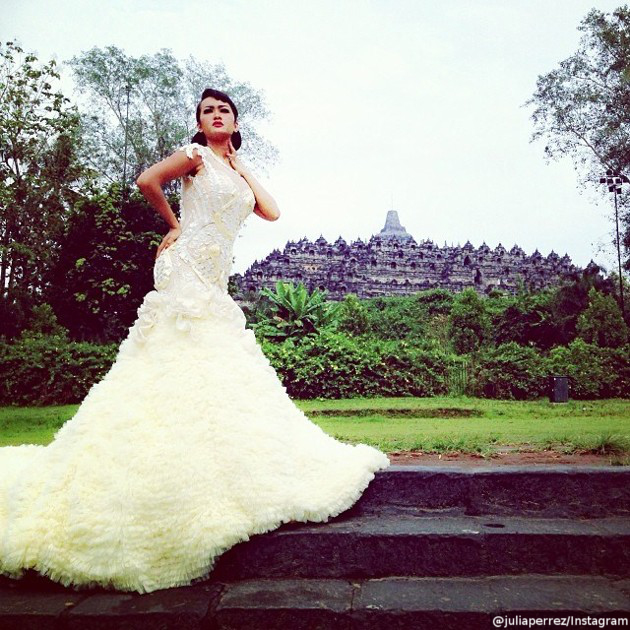 Gambar Foto Julia Perez Anggun Kenakan Gaun Kebaya di Candi Borobudur