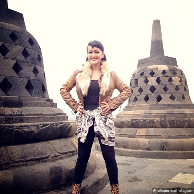 Gambar Foto Julia Perez Puas Akhirnya Diizinkan Foto di Puncak Candi Borobudur
