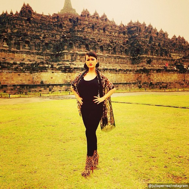 Gambar Foto Julia Perez Diizinkan Foto Setelah Mengganti Gaunnya