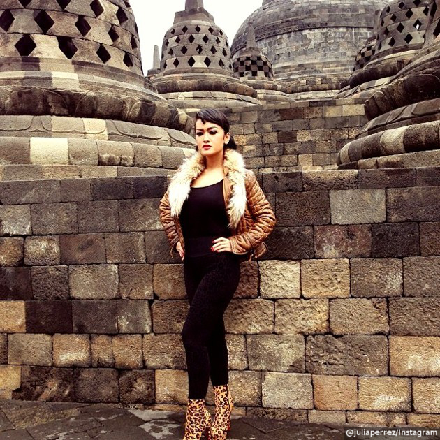 Gambar Foto Julia Perez Berfoto di Candi Borobudur