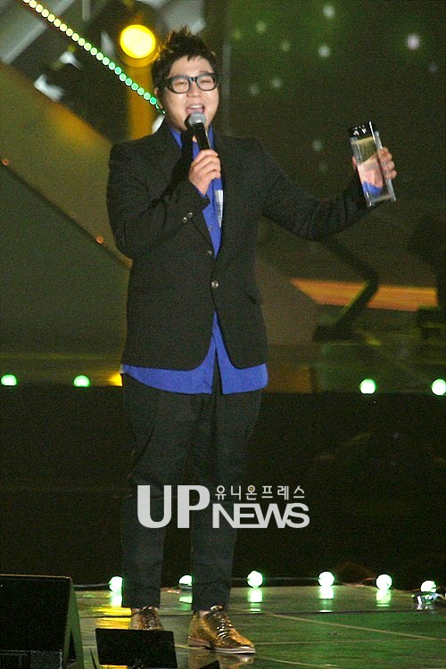 Gambar Foto Shinsadong Tiger Raih Piala Songwriter Award