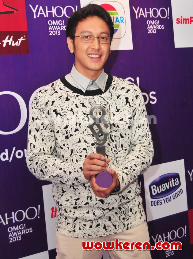 Gambar Foto Dimas Anggara Raih Piala Most Stylish Male 'Yahoo OMG! Awards 2013'