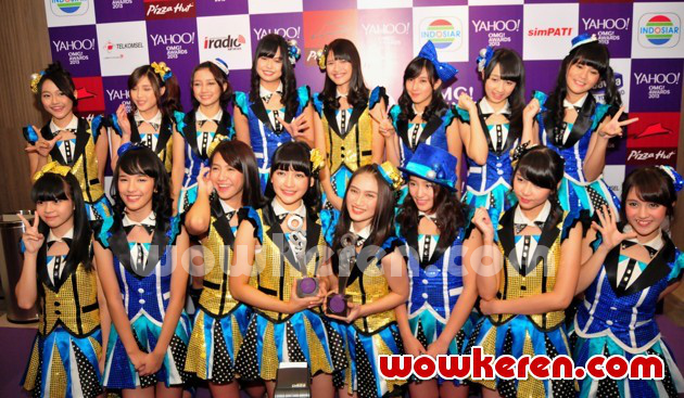 Gambar Foto JKT48 Raih Piala Best Group 'Yahoo OMG! Awards 2013'
