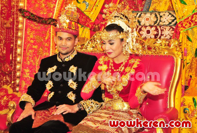 Foto Shireen Sungkar Berjalan Ditemani Zaskia Sungkar dan 